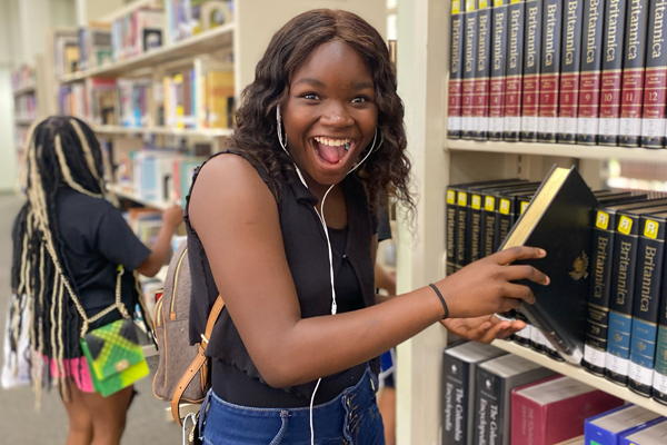 "student in library"